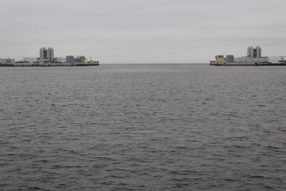 На КАД у дамбы Петербурга временно ограничили движение транспорта